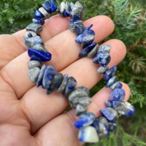 Healing crystal chip bracelet